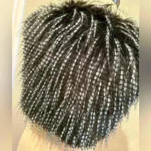 Feathery Faux Fur Vest Fits between a Small and Medium - Picture 7 of 10